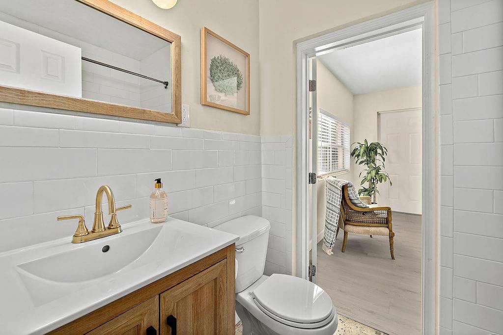 Tropical Oasis - 1 block to beach - close to downtown in Cocoa Beach, Space Coast