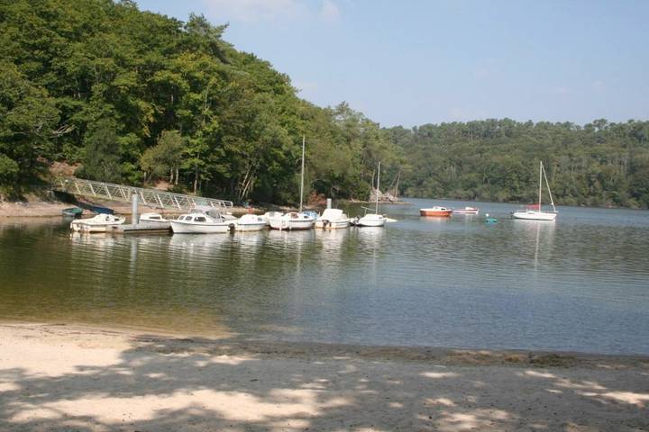 Gîte pour 2 personnes, avec terrasse et vue dans Lac de Guerlédan