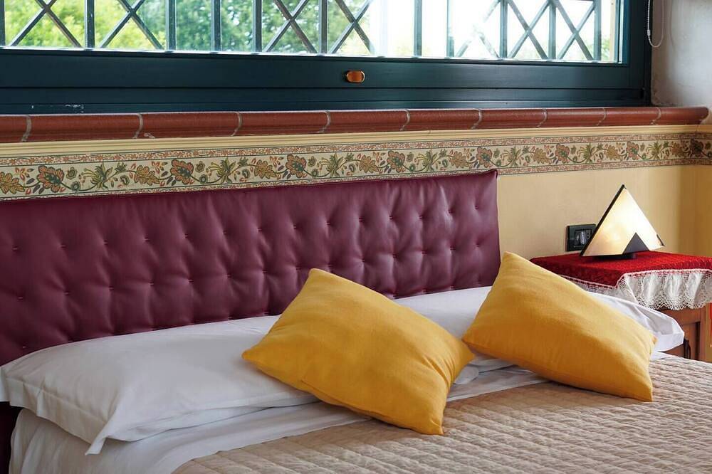 Villa Artemisia (Portion of a Villa) – Luxury Villa in Padenghe sul Garda, Gardasee-Berge