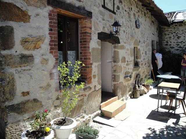 Gîte pour 8 personnes, avec terrasse ainsi que piscine et jardin