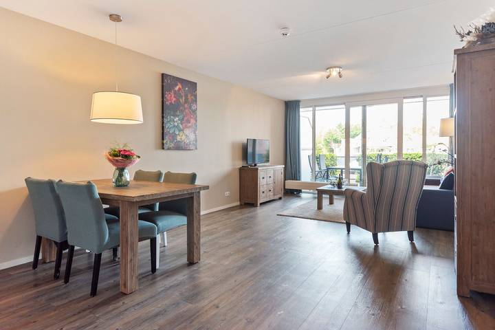 Vakantieappartement voor 4 personen, met terras en uitzicht op het meer in Warmond