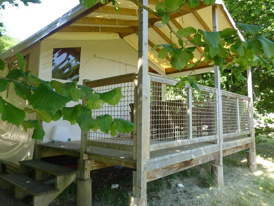 Flower Camping Les Terrasses de Dordogne - Bungalowzelt 5 personen - Zeltbungalow Standard 19m² (2 Schlafzimmer) - überdachte Terrasse 6m² - ohne Sanitäranlagen 5 pers. in Rouffignac-Saint-Cernin-de-Reilhac, Périgord Noir