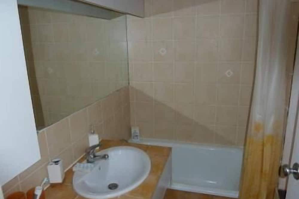 Appartement entier, Grand Studio 38 m2, vue mer, piscine, garage box privé in Cassis, Parc national des Calanques