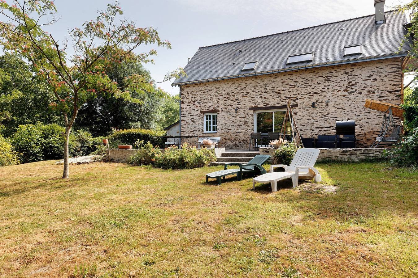 Gîte Le Relais Des Hirondelles : Vue sur lac, terrasse privée et Wi-Fi in Segré-en-Anjou-Bleu, Région de Segré