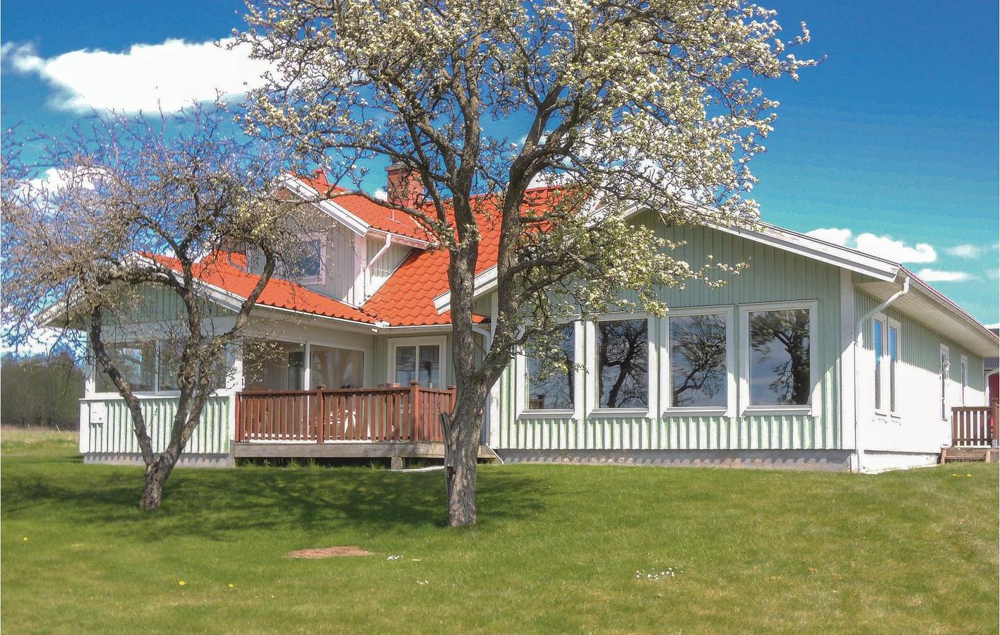 Hus för 9 Personer, med bubbelpool samt trädgård och bastu och terass