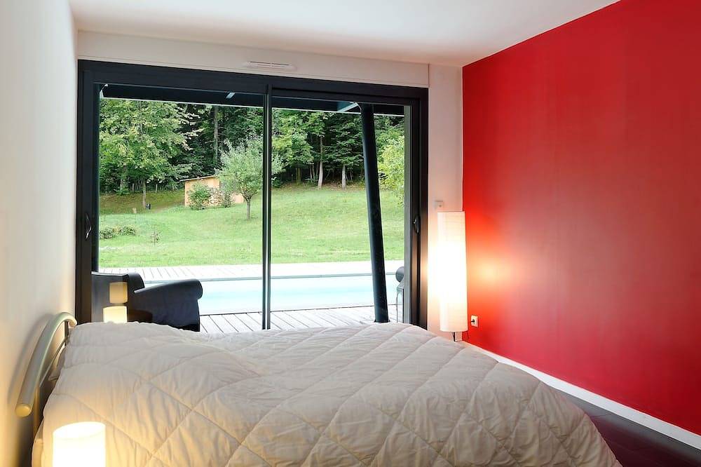 Superbe Chalet Contemporain avec Piscine privée , Spa dans le village in Husseren-Wesserling, Parc naturel régional des Ballons des Vosges