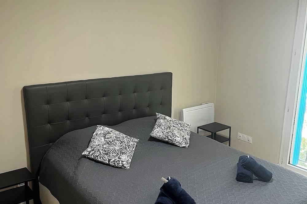 Entire apartment, Luminous apartment with view of the lake - Refurbished, close to the airport (sleeps 6) in Vitrolles, Istres region