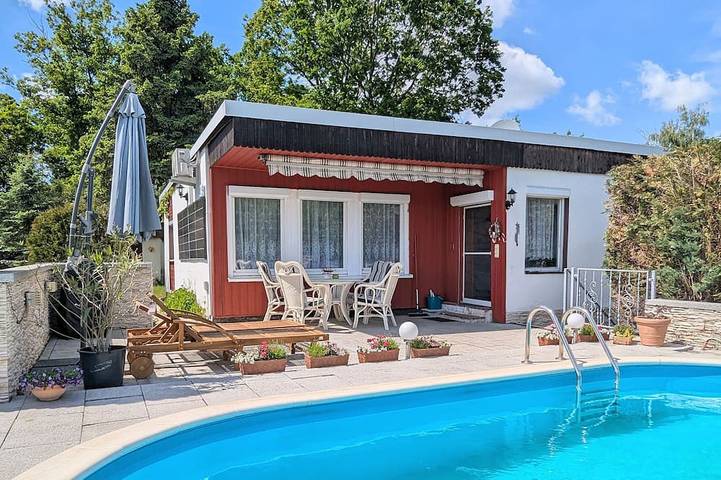 Ferienhaus für 2 Personen, mit Garten und Pool sowie Balkon, mit Haustier