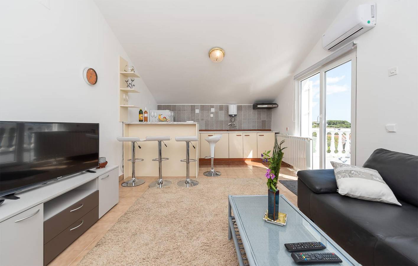 Appartamento intero, Rifugio sul mare: appartamento moderno con terrazza e barbecue in Novaglia, Pag