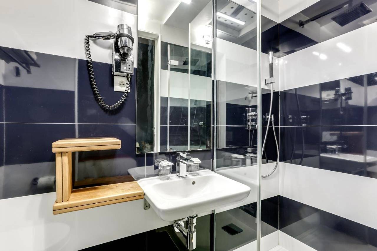 Twin Room in Paris 1er Arrondissement, Paris