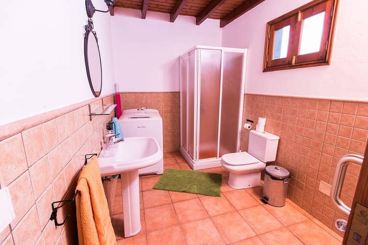 Spacious, quiet house with heated pool and large garden. in Guime, San Bartolomé