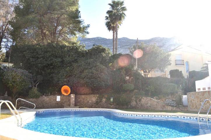 Apartamento para 3 personas, con terraza además de jardín y piscina, Se admiten mascotas en Montgó