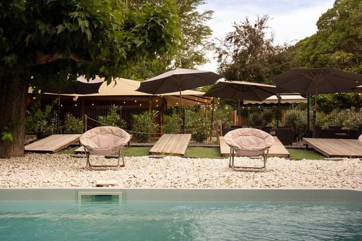 Location de vacances pour 2 personnes, avec Terrasse et Jardin ainsi que Piscine et Vue à Suze-la-Rousse