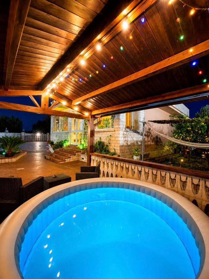 Villa per 5 persone, con idromassaggio e giardino, adatto a famiglie con bambini a Conversano