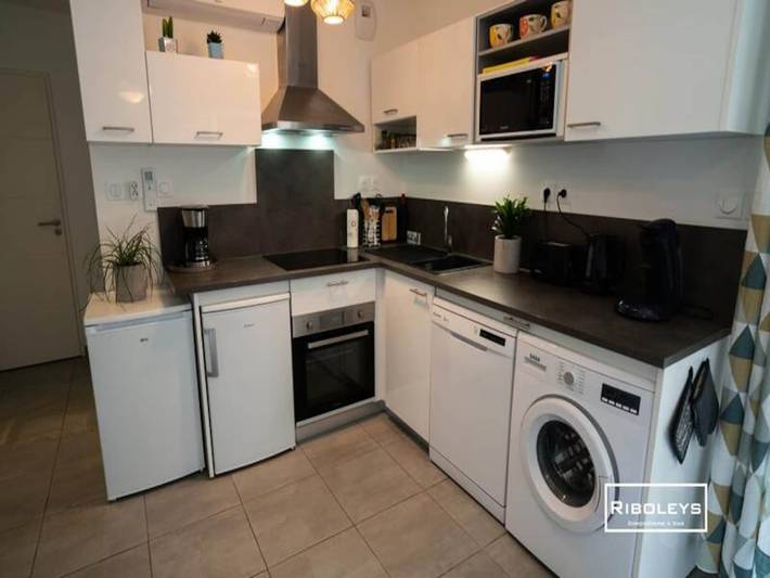 Gîte pour 6 personnes, avec balcon ainsi que piscine et jardin, adapté aux familles dans Plage de la Farinette - 3