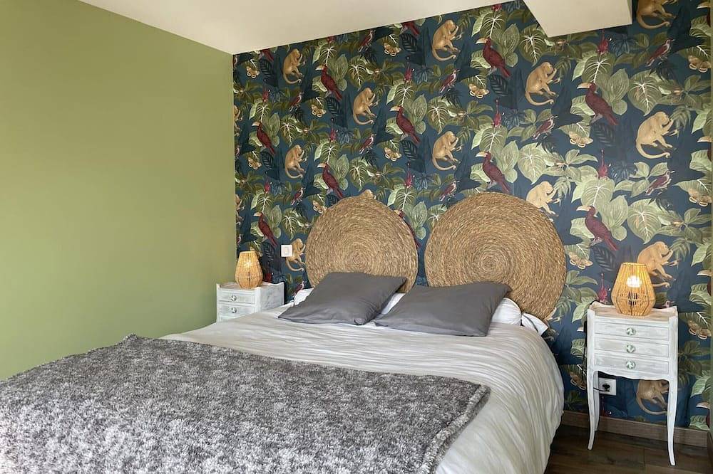 Gîte contemporain chaleureux pour 4 avec piscine partagée in Louchy-Montfand, Allier