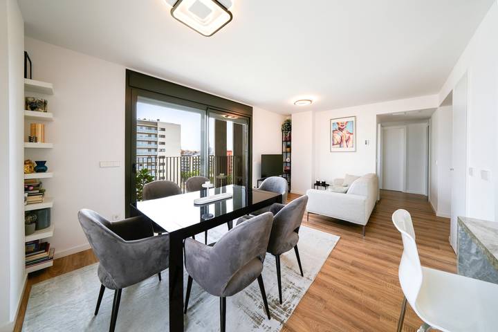 Entire apartment, Vacation Apartment "Sunsets & Pool in Barcelona" with Balcony, Shared Pool & Wi-Fi in Cornellà de Llobregat, Baix Llobregat