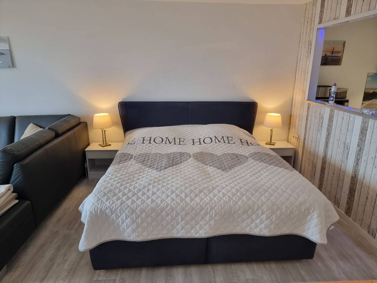 Ganze Wohnung, Modernes Appartement mit überdachtem Balkon und Blick zur Seeseite in Stein in Wendtorfer Strand, Stein