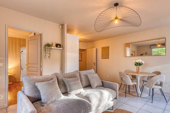 Appartement entier, L’Atmosphère – Agréable T2 avec terrasse – 2 pers – Tram T5 in Bron, Lyon et ses environs