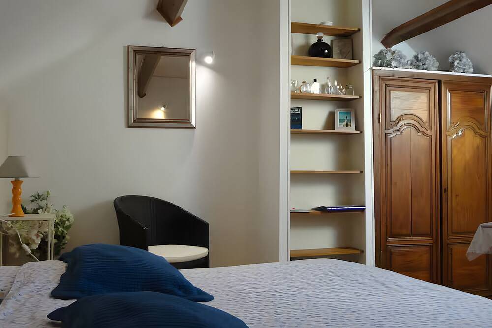 Chambre d’hôtes « La Chambre de Geneviève et Léonce » avec terrasse, jardin partagés et Wi-Fi in Abbeville, Région d'Abbeville