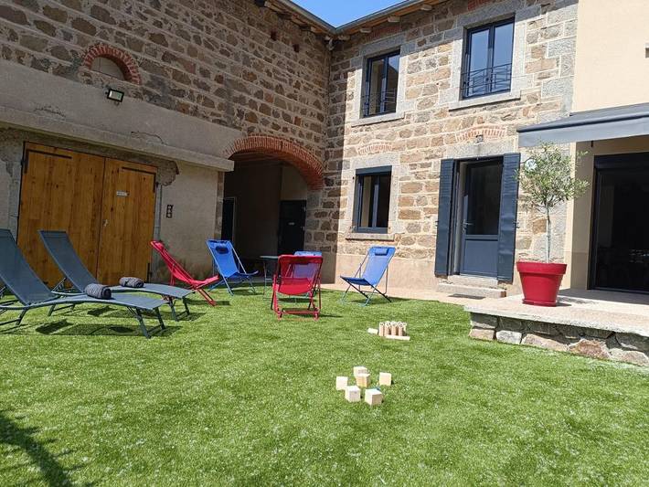 Location de vacances pour 15 personnes, avec vue et terrasse à Chambost-Longessaigne - 3