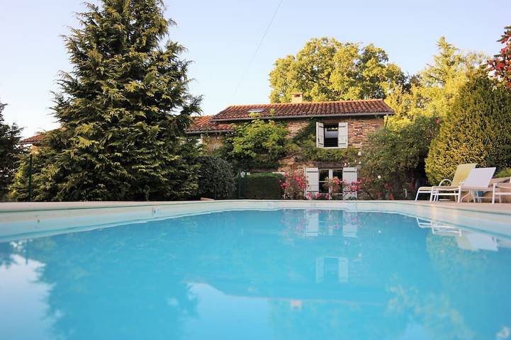Location de vacances pour 8 personnes, avec Terrasse ainsi que Jardin et Sauna à Saint-Romain-et-Saint-Clément