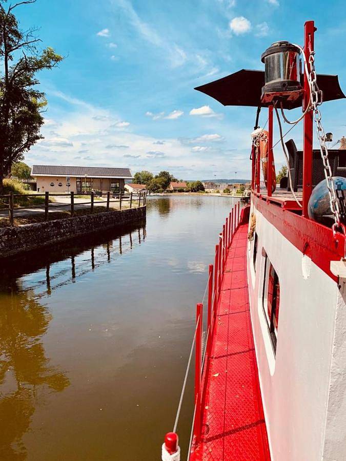 Family Cabin on Boat in Chagny, Région de Chalon-sur-Saône