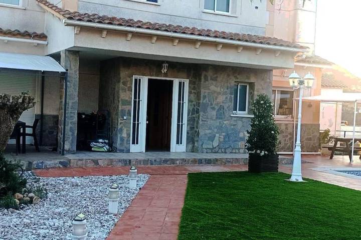 Chalet para 10 personas, con Balcón y Terraza además de Jardín y Piscina en Bajo Llobregat - 2