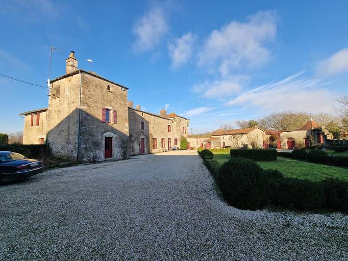 Location de vacances pour 4 personnes, avec vue ainsi que piscine et jardin à La Pommeraie-sur-Sèvre - 4