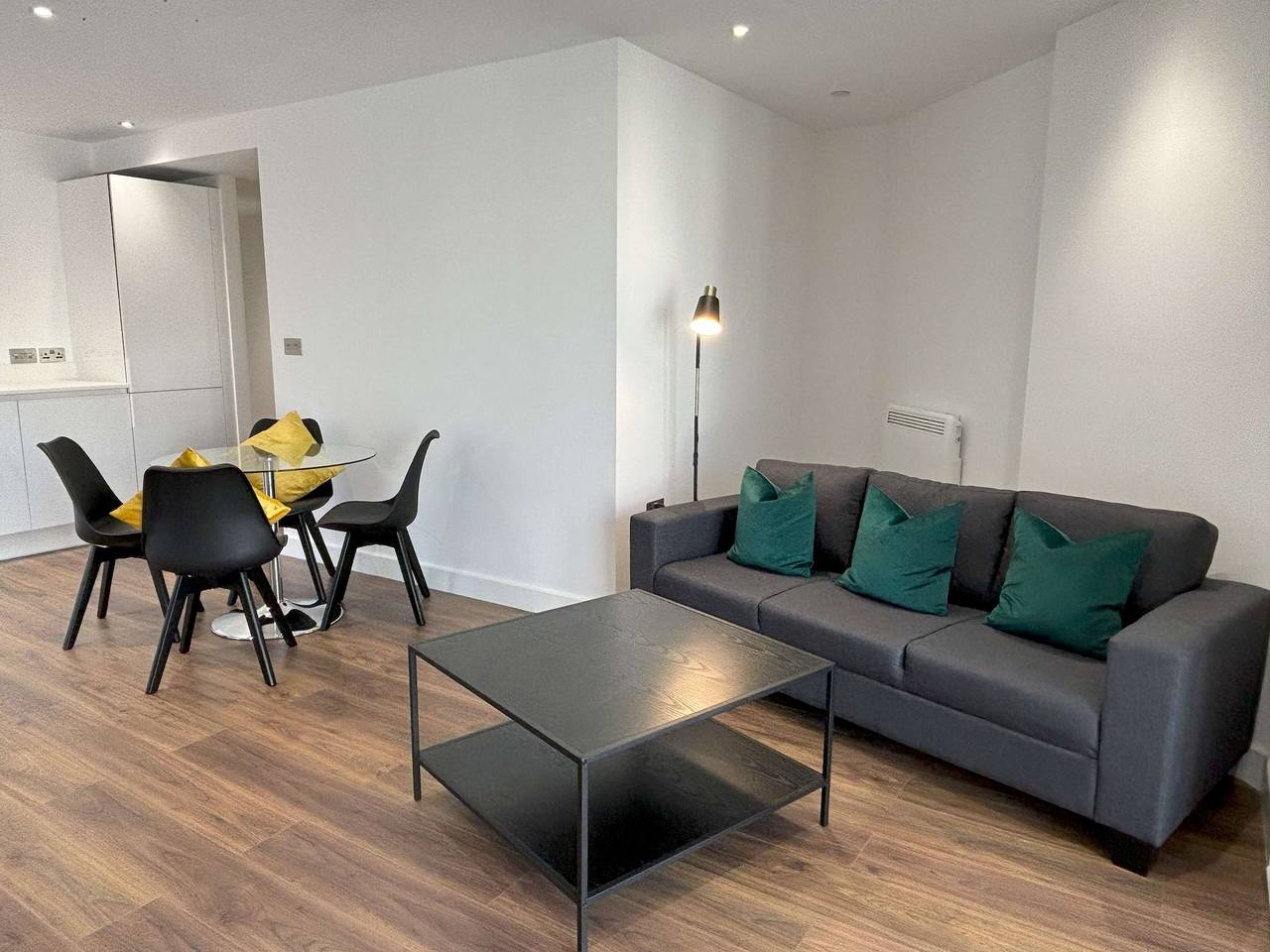 Entire apartment, Bracknell 2Br Apt | Parking | Wifi  | Nr Ascot in Bracknell, Berkshire