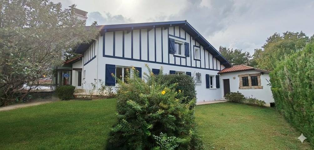 Location de vacances pour 10 personnes, avec vue ainsi que piscine et jardin à Ascain - 3