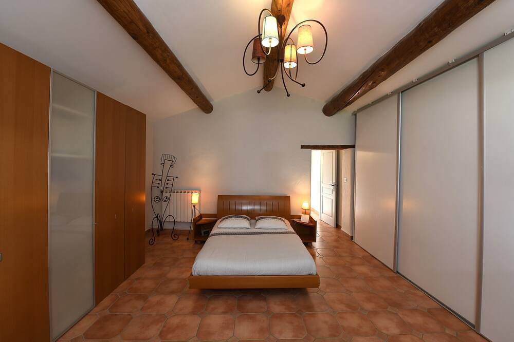 Provencal farmhouse rental of 200 m2 with swimming pool close to Avignon, Vaucluse in Caumont-sur-Durance, Vaucluse