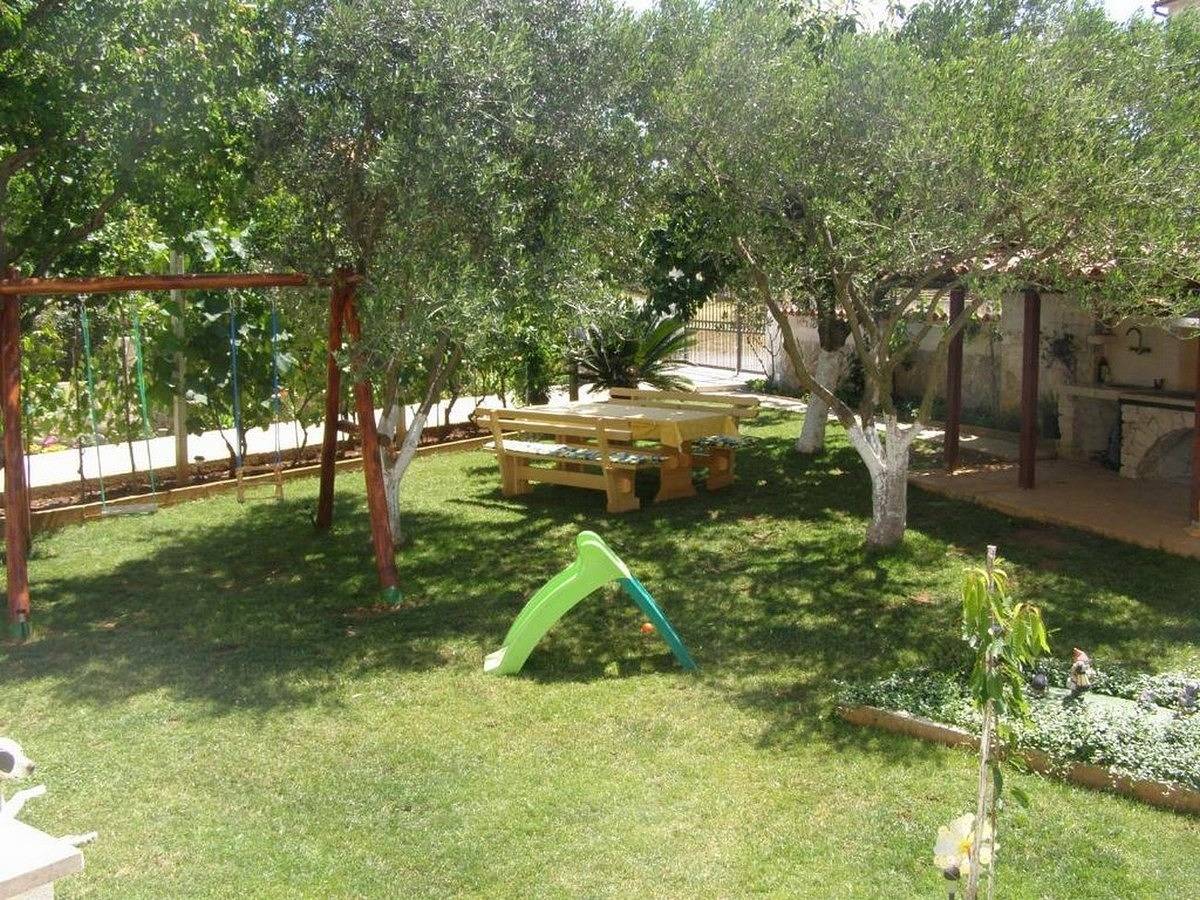 Ganze Wohnung, 2-Zimmer-Ferienwohnung mit Terrasse und Meerblick Stinjan, Pula A-23546-b in Stinjan, Pula