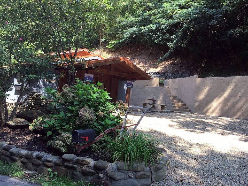Lake House for 2 Guests in Great Smoky Mountains National Park, Tennessee