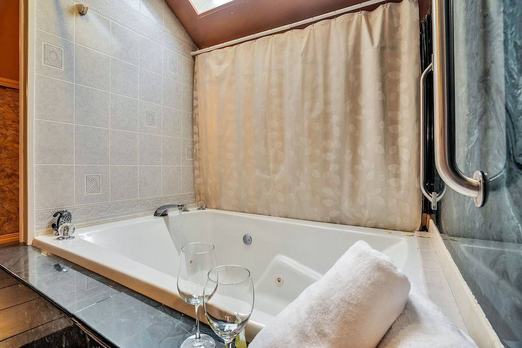 Family Friendly, Historic Mansion Row, **5 min from Louisville!** in New Albany, Indiana