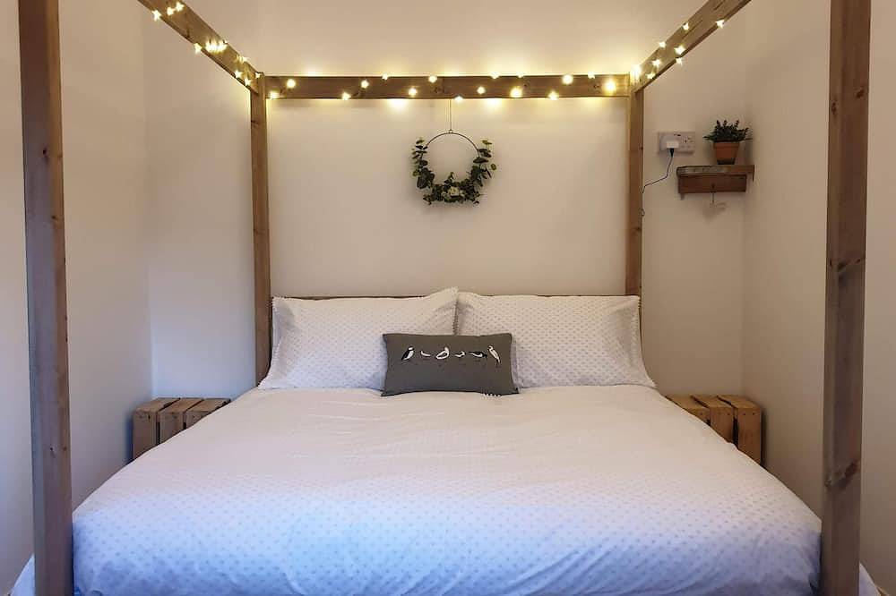 The Potting Shed nr Tenby: Hottub, 100\"Projector, 4Posterbed in Pembrokeshire