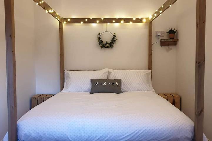 Vacation rental for 2 people, with Hot tub and Terrace as well as Yard in Wales