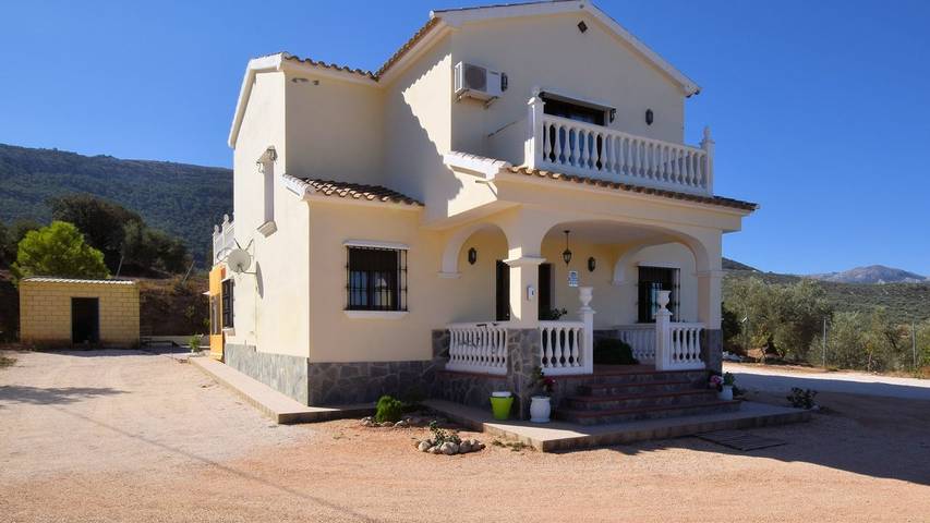 Casa rural para 9 personas, con jacuzzi además de jardín y piscina, Se admiten mascotas en Villanueva del Trabuco - 2
