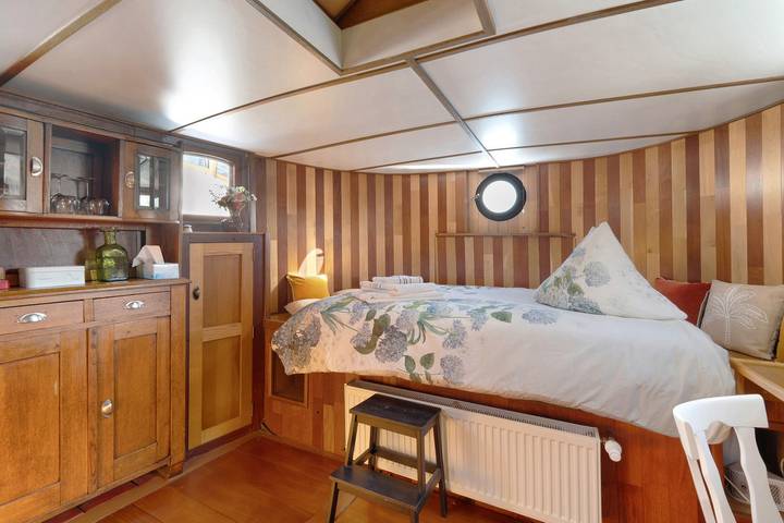Chambre sur un bateau authentique avec terrasse privée à Paris in Asnières-sur-Seine, Hauts-de-Seine