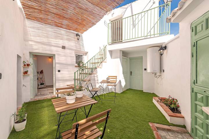 El Patio de Rafaela Country House with Mountain Views, Wi-Fi and Air Conditioning in Venta Baja, Alcaucín