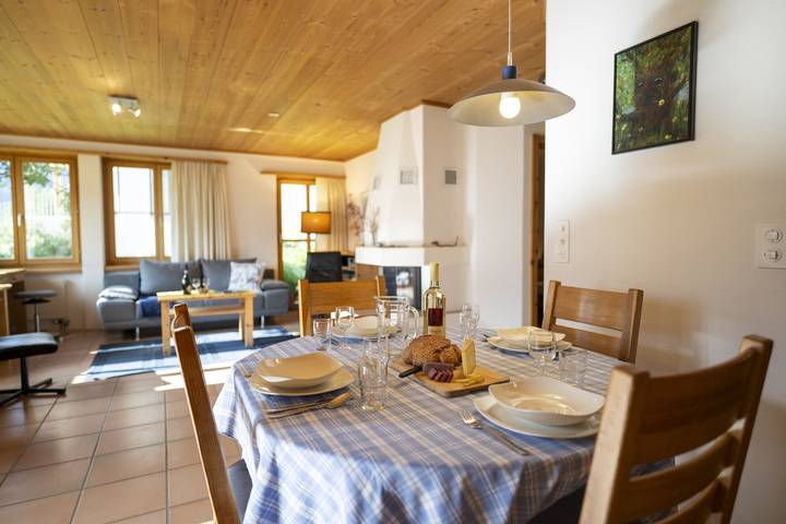 Ganze Wohnung, Chasa Val 735C: Ruhige, gemütliche 3 ½-Zimmerwohnung mit Cheminée und Panorama auf den Nationalpark in Scuol, Unterengadin