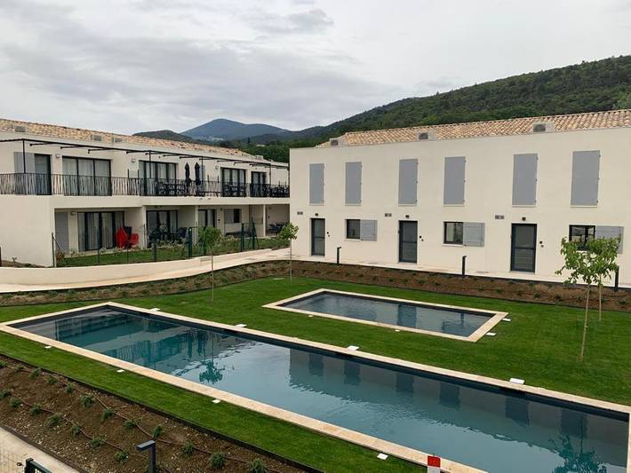 Appartement de vacances pour 4 personnes, avec vue et jardin ainsi que bassin pour enfant et piscine