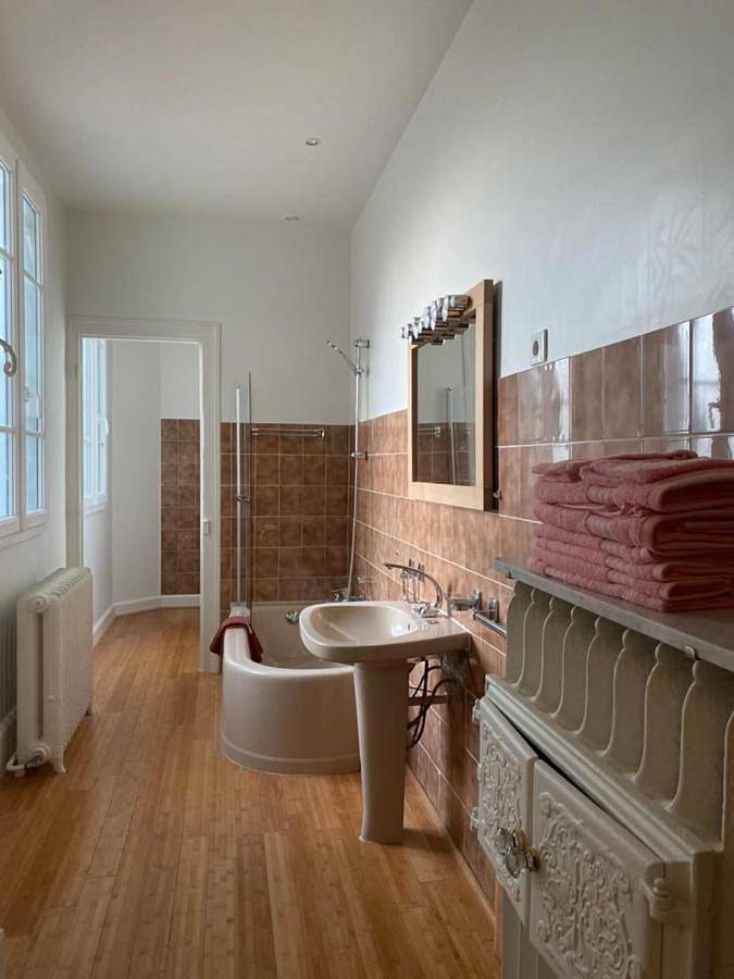 Double Room with Private Bathroom in Châlons-en-Champagne, Marne