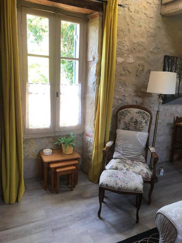 Location de vacances pour 5 personnes, avec piscine ainsi que vue et jardin, animaux acceptés à Hautefort - 4