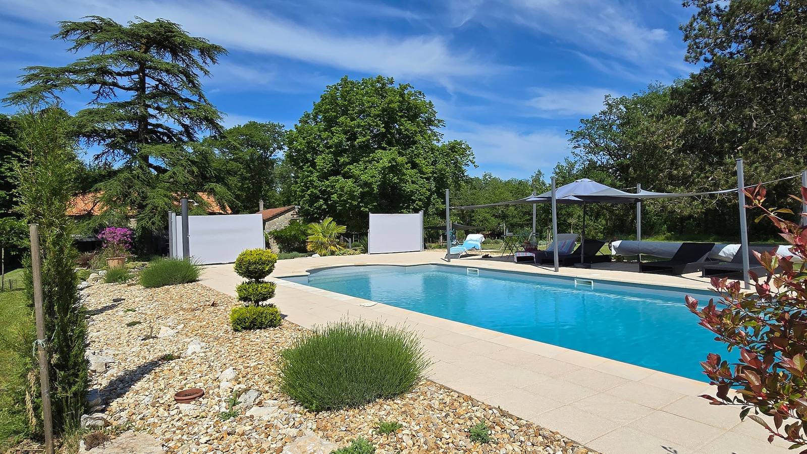Charmante maison en pierre avec piscine au cœur du Périgord in Limeyrat, Périgord Noir