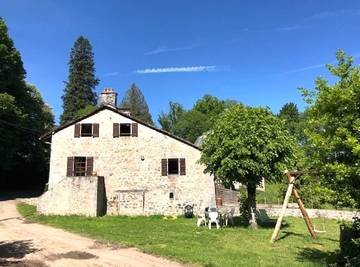 Gîte pour 5 personnes, avec jardin et balcon à Roumégoux