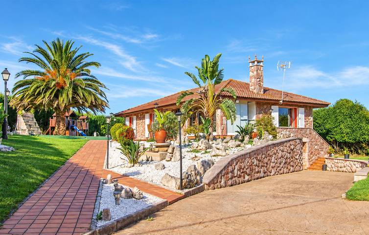 Gemütliche Wohnung mit Pool und Garten, in der Nähe von Rebolleres Strand in Playa Cristal (Gozón), Gozón