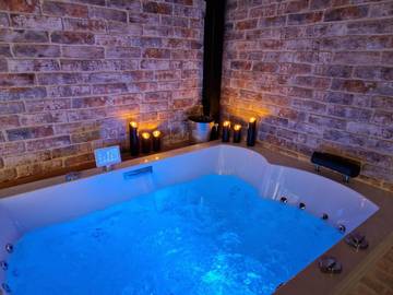 Gîte pour 2 personnes, avec jacuzzi dans Cinema Utopia La Manutention Avignon