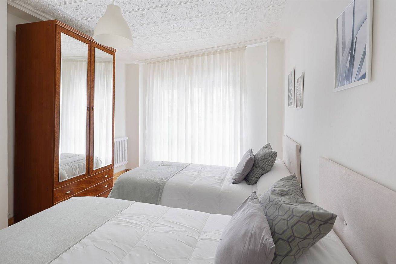 Apartamento entero, Amplio apartamento con cocina completa y lavandería cerca del centro. in Oviedo, Cordillera Cantábrica