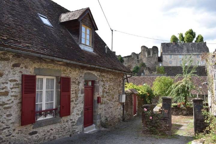 Location de vacances pour 6 personnes, avec jardin et vue à Ségur-le-Château
